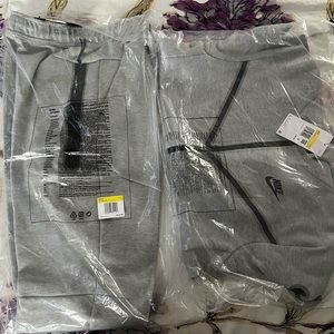Men's gray Nike Tech Fleece suit size small. New with tags.